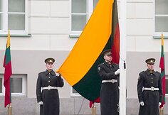 Vėliavų pakėlimo ceremonija prie prezidentūros.