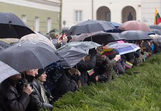 Vėliavų pakėlimo ceremonija prie prezidentūros.