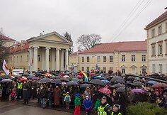 Vėliavų pakėlimo ceremonija prie prezidentūros.