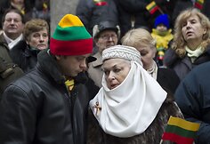 Vasario 16-osios minėjimas prie Signatarų namų.