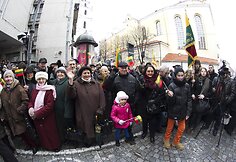 Vasario 16-osios minėjimas prie Signatarų namų.