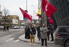  Protestuotojai prie vyriausiosios rinkimų komisijos pastato.