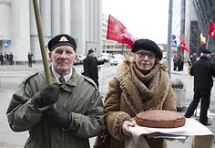  Protestuotojai prie vyriausiosios rinkimų komisijos pastato.