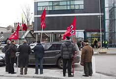  Protestuotojai prie vyriausiosios rinkimų komisijos pastato.