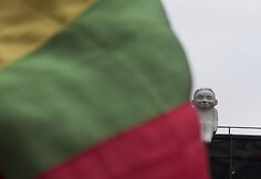  Protestuotojai prie vyriausiosios rinkimų komisijos pastato.