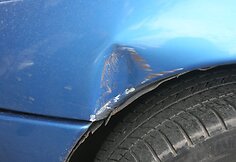 Atvažiavęs atsiimti praėjusią savaitę Prezidentūros kanceliarijos aukcione nusipirktos prekės, vilnietis Tomas susidūrė su nemalonia situacija: prezidentūros garažo vartų sargas sunkiais metaliniais vartais prispaudė ir sulankstė jo automobilį.