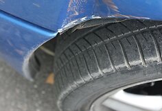 Atvažiavęs atsiimti praėjusią savaitę Prezidentūros kanceliarijos aukcione nusipirktos prekės, vilnietis Tomas susidūrė su nemalonia situacija: prezidentūros garažo vartų sargas sunkiais metaliniais vartais prispaudė ir sulankstė jo automobilį.