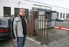 Atvažiavęs atsiimti praėjusią savaitę Prezidentūros kanceliarijos aukcione nusipirktos prekės, vilnietis Tomas susidūrė su nemalonia situacija: prezidentūros garažo vartų sargas sunkiais metaliniais vartais prispaudė ir sulankstė jo automobilį.