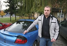 Atvažiavęs atsiimti praėjusią savaitę Prezidentūros kanceliarijos aukcione nusipirktos prekės, vilnietis Tomas susidūrė su nemalonia situacija: prezidentūros garažo vartų sargas sunkiais metaliniais vartais prispaudė ir sulankstė jo automobilį.