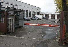 Atvažiavęs atsiimti praėjusią savaitę Prezidentūros kanceliarijos aukcione nusipirktos prekės, vilnietis Tomas susidūrė su nemalonia situacija: prezidentūros garažo vartų sargas sunkiais metaliniais vartais prispaudė ir sulankstė jo automobilį.