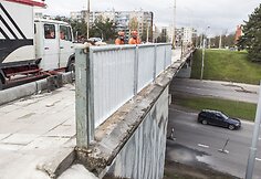 Tvarkomas viadukas Karoliniškėse.