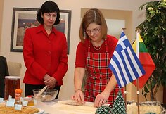 Lapkričio 29 dieną Vilniuje septintą kartą įvyks Tarptautinė kalėdinė labdaros mugė, kurioje dalyvaus 27 pasaulio &scaron;alių atstovai ir pristatys kalėdinius papuo&scaron;imus, saldumynus. Mugės metu veiks ir loterija.