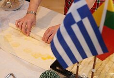 Lapkričio 29 dieną Vilniuje septintą kartą įvyks Tarptautinė kalėdinė labdaros mugė, kurioje dalyvaus 27 pasaulio &scaron;alių atstovai ir pristatys kalėdinius papuo&scaron;imus, saldumynus. Mugės metu veiks ir loterija.