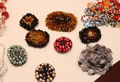 Lapkričio 29 dieną Vilniuje septintą kartą įvyks Tarptautinė kalėdinė labdaros mugė, kurioje dalyvaus 27 pasaulio &scaron;alių atstovai ir pristatys kalėdinius papuo&scaron;imus, saldumynus. Mugės metu veiks ir loterija.