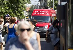 Vilniaus vie&scaron;ojo transporto keleiviams dalinti vandens buteliukai.