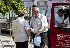Vilniaus vie&scaron;ojo transporto keleiviams dalinti vandens buteliukai.