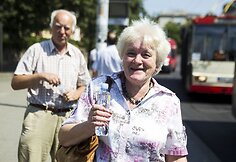 Vilniaus vie&scaron;ojo transporto keleiviams dalinti vandens buteliukai.