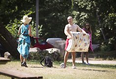 Poilsiautojai prie Žaliųjų ežerų