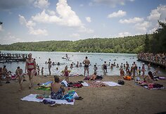 Poilsiautojai prie Žaliųjų ežerų