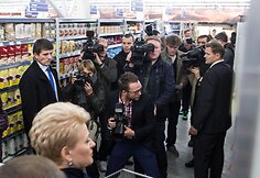 Šalies vadovė Dalia Grybauskaitė aukojo „Maisto bankui“
