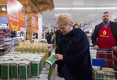 Šalies vadovė Dalia Grybauskaitė aukojo „Maisto bankui“