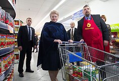 Šalies vadovė Dalia Grybauskaitė aukojo „Maisto bankui“