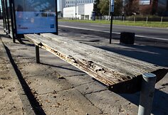 Autobusų ir troleibusų tenka laukti ant aplūžusių suoliukų.
