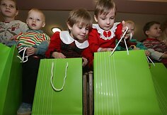 &Scaron;okių projekto dalyviai atvyko į i&scaron;ankstines &bdquo;I&scaron;sipildymo akcijos 2009&ldquo; atvirų durų dienas, bendravo ir pristatė bendrą &scaron;okį su globos namų auklėtiniais.