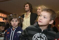 &Scaron;okių projekto dalyviai atvyko į i&scaron;ankstines &bdquo;I&scaron;sipildymo akcijos 2009&ldquo; atvirų durų dienas, bendravo ir pristatė bendrą &scaron;okį su globos namų auklėtiniais.
