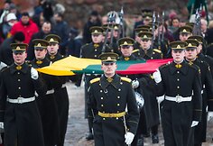 Gedimino pilies bokšte iškelta Lietuvos vėliava