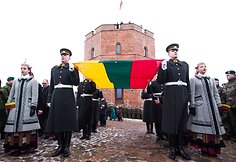 Gedimino pilies bokšte iškelta Lietuvos vėliava