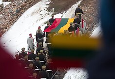 Gedimino pilies bokšte iškelta Lietuvos vėliava