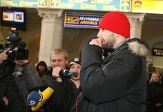 Geriausias 2009 metų Lietuvos krepšininkas Linas Kleiza antradienį kartu su Pirėjo „Olympiacos“ (Graikija) komanda nusileido Vilniaus oro uoste. Lietuvis, kaip ir kiti prie šalčių nepratę Graikijos klubo žaidėjai, gūžėsi nuo atšiaurių oro sąlygų.