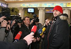 Geriausias 2009 metų Lietuvos krepšininkas Linas Kleiza antradienį kartu su Pirėjo „Olympiacos“ (Graikija) komanda nusileido Vilniaus oro uoste. Lietuvis, kaip ir kiti prie šalčių nepratę Graikijos klubo žaidėjai, gūžėsi nuo atšiaurių oro sąlygų.