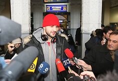 Geriausias 2009 metų Lietuvos krepšininkas Linas Kleiza antradienį kartu su Pirėjo „Olympiacos“ (Graikija) komanda nusileido Vilniaus oro uoste. Lietuvis, kaip ir kiti prie šalčių nepratę Graikijos klubo žaidėjai, gūžėsi nuo atšiaurių oro sąlygų.