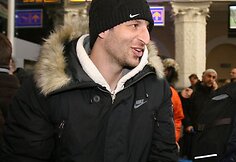 Geriausias 2009 metų Lietuvos krepšininkas Linas Kleiza antradienį kartu su Pirėjo „Olympiacos“ (Graikija) komanda nusileido Vilniaus oro uoste. Lietuvis, kaip ir kiti prie šalčių nepratę Graikijos klubo žaidėjai, gūžėsi nuo atšiaurių oro sąlygų.