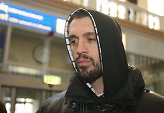 Geriausias 2009 metų Lietuvos krepšininkas Linas Kleiza antradienį kartu su Pirėjo „Olympiacos“ (Graikija) komanda nusileido Vilniaus oro uoste. Lietuvis, kaip ir kiti prie šalčių nepratę Graikijos klubo žaidėjai, gūžėsi nuo atšiaurių oro sąlygų.