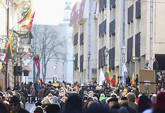 Vasario 16-osios minėjimas prie Lietuvos nepriklausomybės signatarų namų
