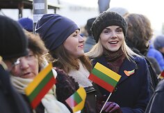 Vasario 16-osios minėjimas prie Lietuvos nepriklausomybės signatarų namų