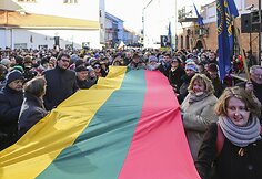 Vasario 16-osios minėjimas prie Lietuvos nepriklausomybės signatarų namų
