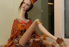 Parodoje pristatomi dviejų tipų kūriniai: vieni dvelkia grak&scaron;čia elegancija, kiti- žavi originaliomis proporcijomis. Daug dėmesio skiriama veido i&scaron;rai&scaron;koms, kiekviena jų yra skirtinga ir įprasmina vis kitokią nuotaiką.
