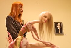 Parodoje pristatomi dviejų tipų kūriniai: vieni dvelkia grak&scaron;čia elegancija, kiti- žavi originaliomis proporcijomis. Daug dėmesio skiriama veido i&scaron;rai&scaron;koms, kiekviena jų yra skirtinga ir įprasmina vis kitokią nuotaiką.