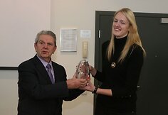 Gintarei Petronytei buvo įteiktas geriausios 2009 m. krep&scaron;ininkės titulas i&scaron; Vlado Garasto rankų.
