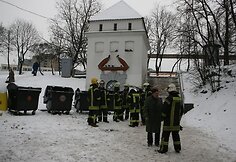 Ugniagesiai prie elektros pastotės
