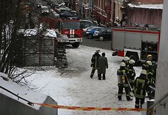 Ugniagesiai prie elektros pastotės