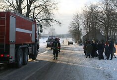 Prie mokyklos susirinko būrys miestelio gyventojų