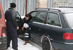 Policija apžiūri žuvusiojo automobili
