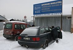 Policija apžiūri žuvusiojo automobili
