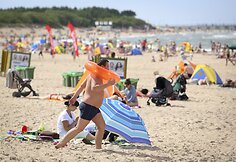 Palangos poilsiautojai gaudo saulės spindulius