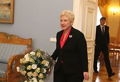 Prezidentę su 54-uoju gimtadieniu pasveikinę A.Kubilius ir I.Degutienė įteikė gėlių puok&scaron;tes bei knygą. 